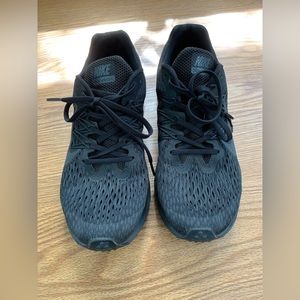 Nike Women’s Air Zoom Winflo 5 Running Shoe size 8.5